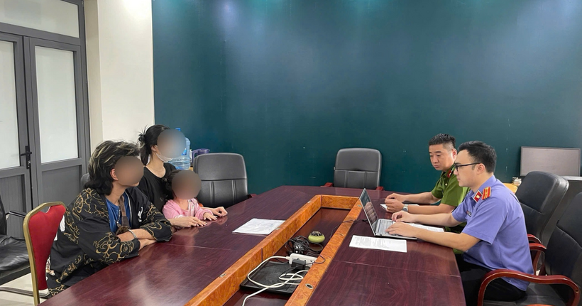 Công an phường Đống Đa và Viện Kiểm sát nhân dân khu vực 2 TP Hà Nội làm việc cùng gia đình cháu bé.