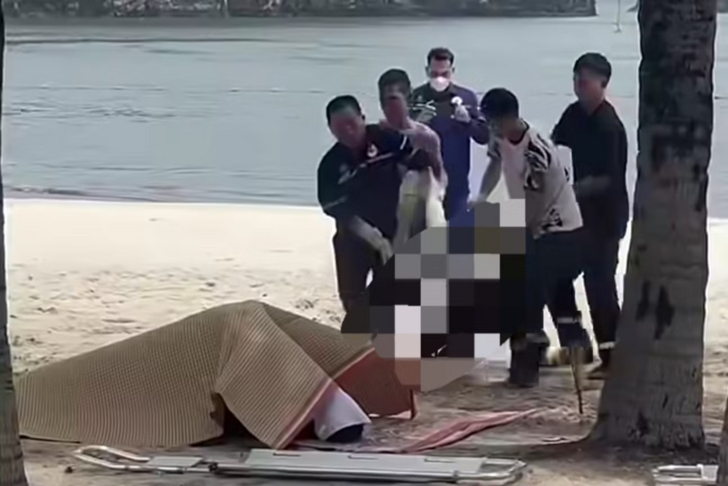 Lực lượng chức năng đưa 2 thi thể lên bờ. (Ảnh: Tiền phong)