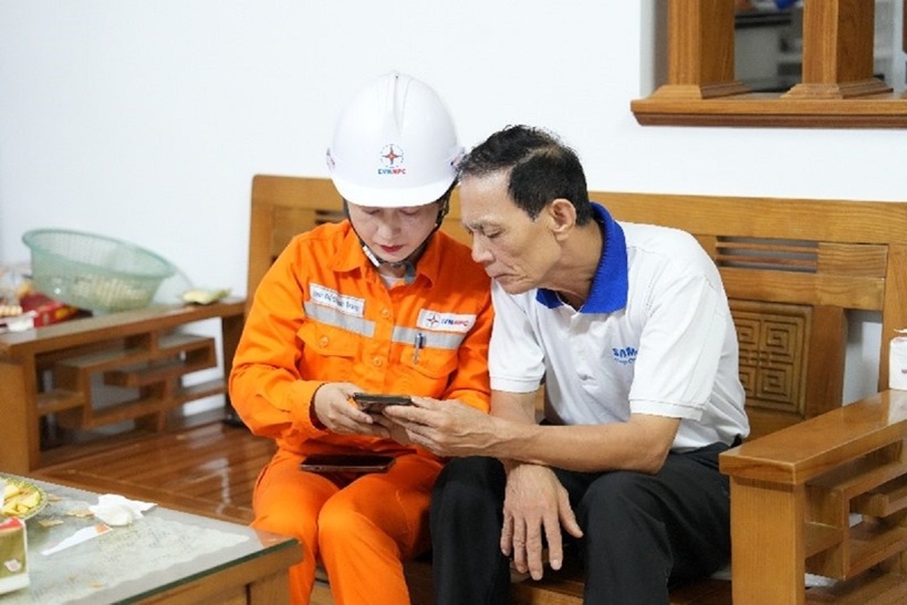 Hướng dẫn khách hàng cài đặt và sử dụng ứng dụng EVN CSKH để theo dõi điện năng tiêu thụ.