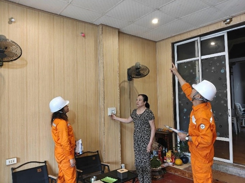 Nhân viên Điện lực tư vấn cho khách hàng sử dụng các thiết bị điện tiết kiệm và hiệu quả