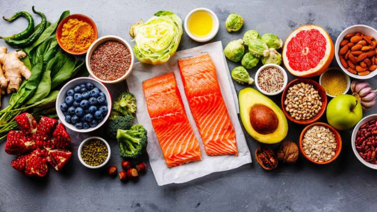 Chế độ ăn phù hợp giúp ổn định đường huyết và bảo vệ chức năng thận.