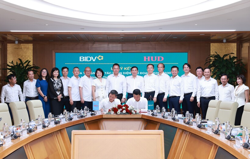Tổng Giám đốc BIDV Lê Ngọc Lâm và Tổng Giám đốc HUD Đỗ Hoài Đông đại diện hai đơn vị ký Thỏa thuận hợp tác