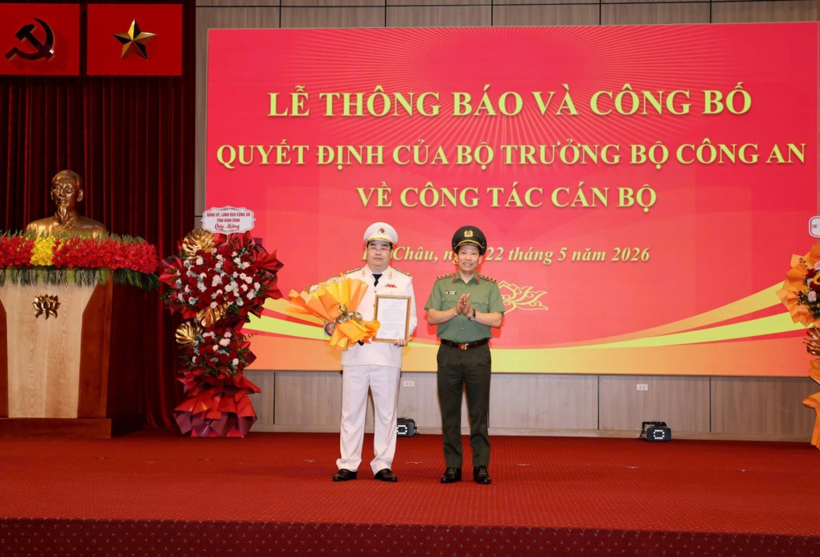 Thứ trưởng Lê Văn Tuyến trao Quyết định và tặng hoa chúc mừng Đại tá Bùi Quyết Toán (Ảnh: Phương Ly).