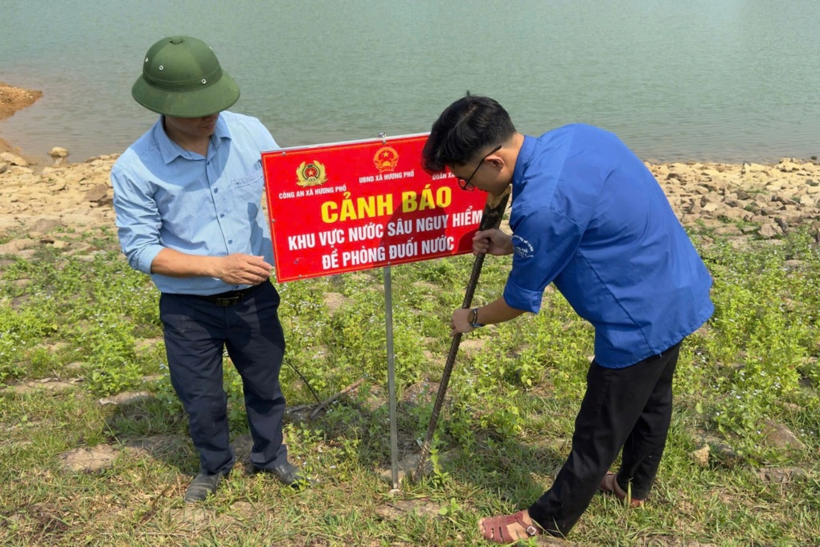 Xã Hương Phố huy động lực lượng cắm biển cảnh báo nguy hiểm tại khu vực nước sâu trên địa bàn. (Ảnh: Dân trí)