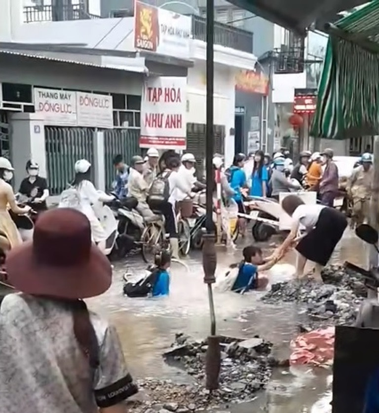 Học sinh rơi xuống hố sâu sau trận mưa lớn./ Theo VietNamNet
