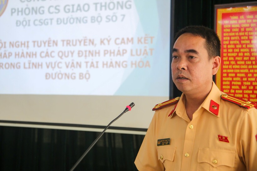 Trung tá Nguyễn Thanh Tùng, Phó Đội trưởng Đội CSGT đường bộ số 7 phát biểu chỉ đạo hội nghị.