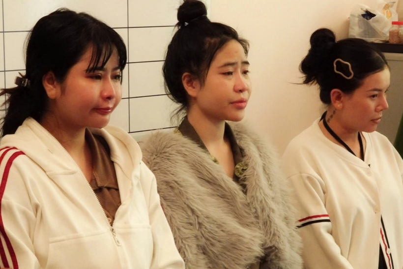 3 nữ bị can nghe Cơ quan Cảnh sát điều tra tống đạt các quyết định tố tụng (Ảnh: Công an tỉnh Khánh Hòa).