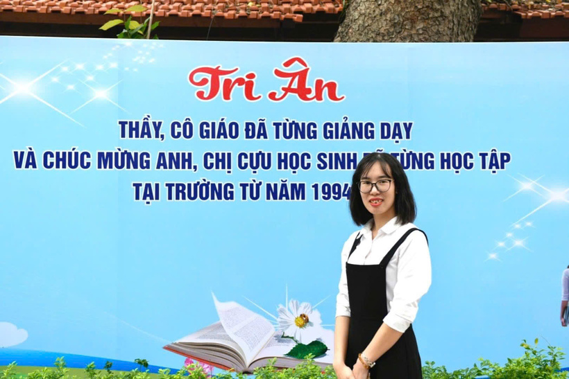 Chị Nguyễn Thị Nhung trong một lần về thăm trường và tri ân các thầy cô giáo.