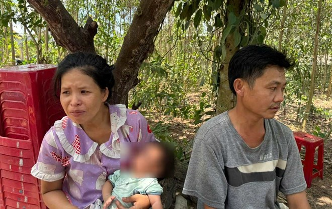 Vợ chồng anh Nguyễn Ngọc đau xót vì lần lượt mất 3 người con do đuối nước. Ảnh: Đông Giang