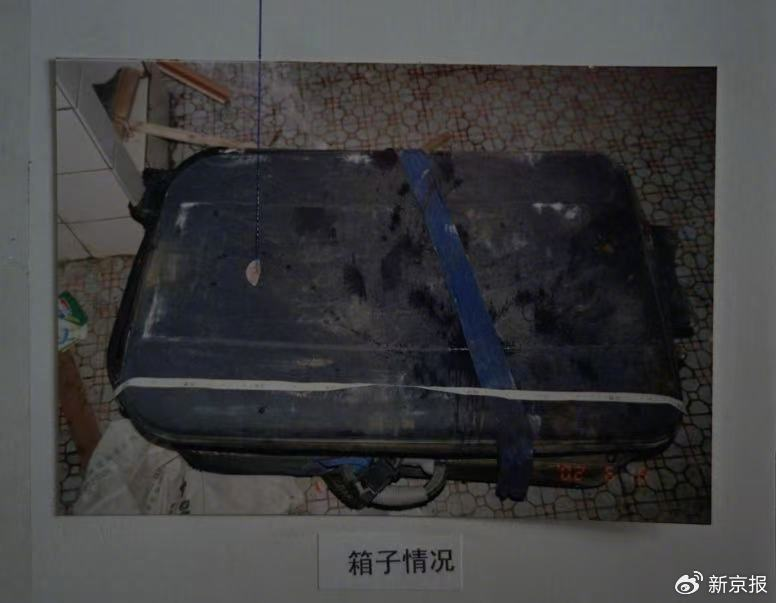 Chiếc valy chứa thi thể nạn nhân. Ảnh: Beijing News