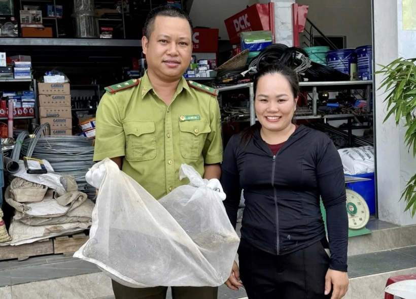 Người dân tự nguyện giao nộp cá thể động vật quý hiếm. Ảnh: Công Lý
