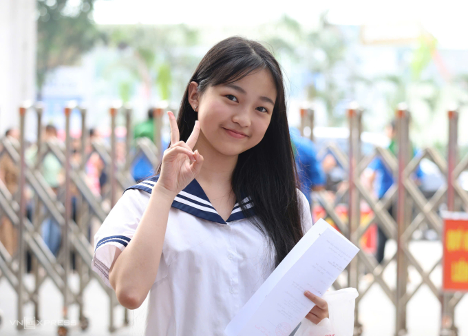 Thí sinh thi lớp 10 THPT chuyên Khoa học xã hội và Nhân văn, ngày 23/5. Ảnh: Thanh Hằng