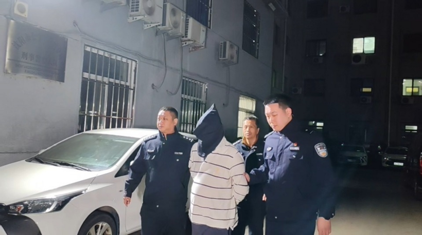 Nghi phạm Từ Dương được cảnh sát áp giải từ Bắc Kinh về Thẩm Dương. Ảnh: Beijing News