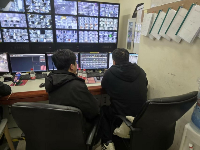 Cảnh sát điều tra vụ án. Ảnh: Beijing News