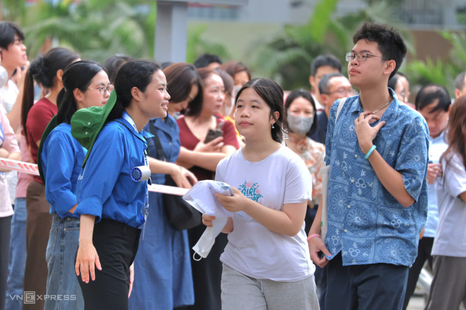 Thí sinh thi lớp 10 trường chuyên Khoa học Tự nhiên, sáng 23/5. Ảnh: Thanh Hằng