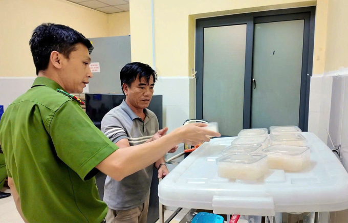 Công an kiểm tra cơ sở sản xuất yến của ông Lo. Ảnh: Thành Huynh
