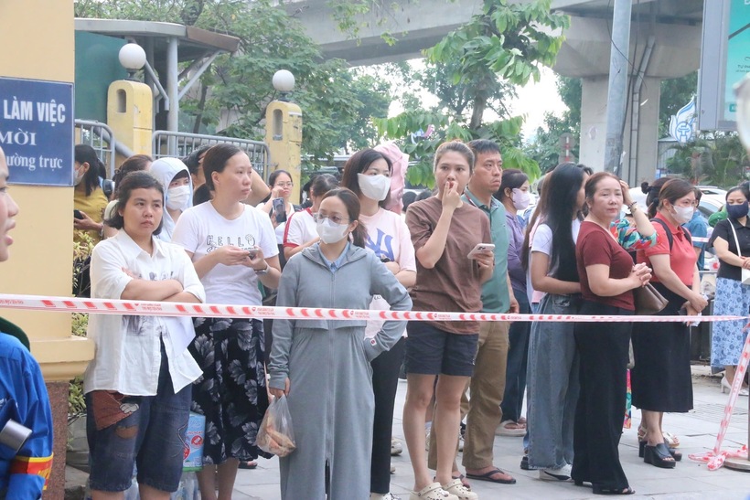 Nhiều phụ huynh có mặt từ sớm đồng hành cùng con