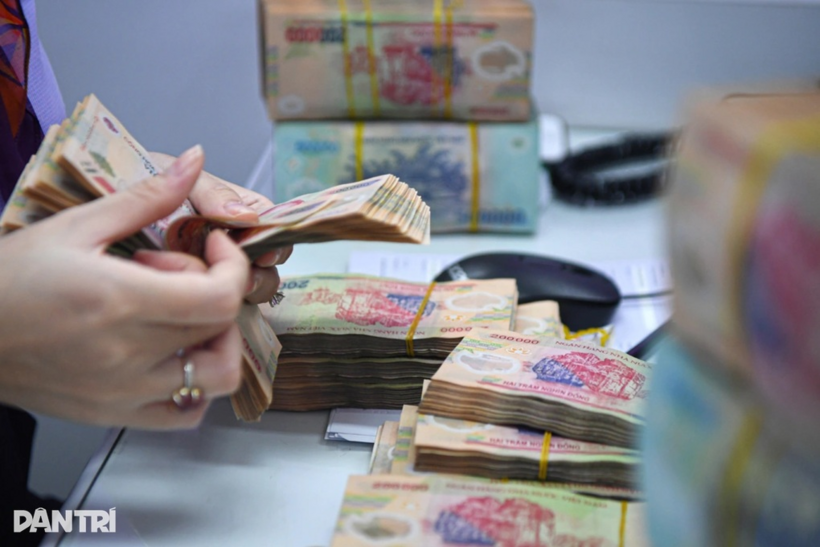 Giao dịch tiền tại ngân hàng (Ảnh: Mạnh Quân).