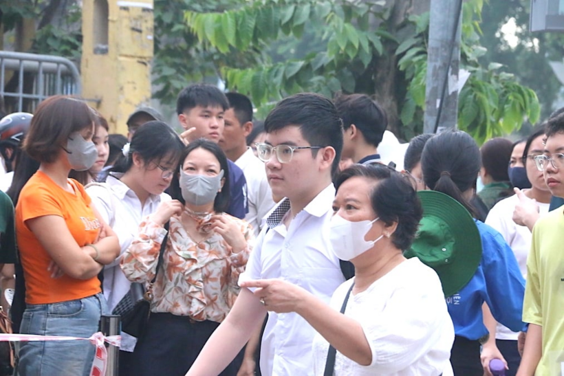 Xúc động hình ảnh nhiều phụ huynh quyết đứng đợi con thi vào trường chuyên lớp 10 dưới thời tiết nắng gắt ở Hà Nội - 4