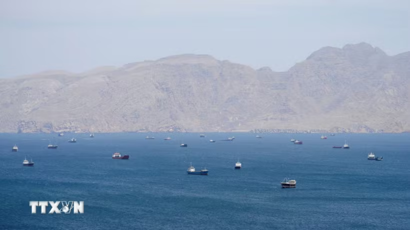 Tàu thuyền di chuyển trên eo biển Hormuz. (Ảnh: Reuters/TTXVN)