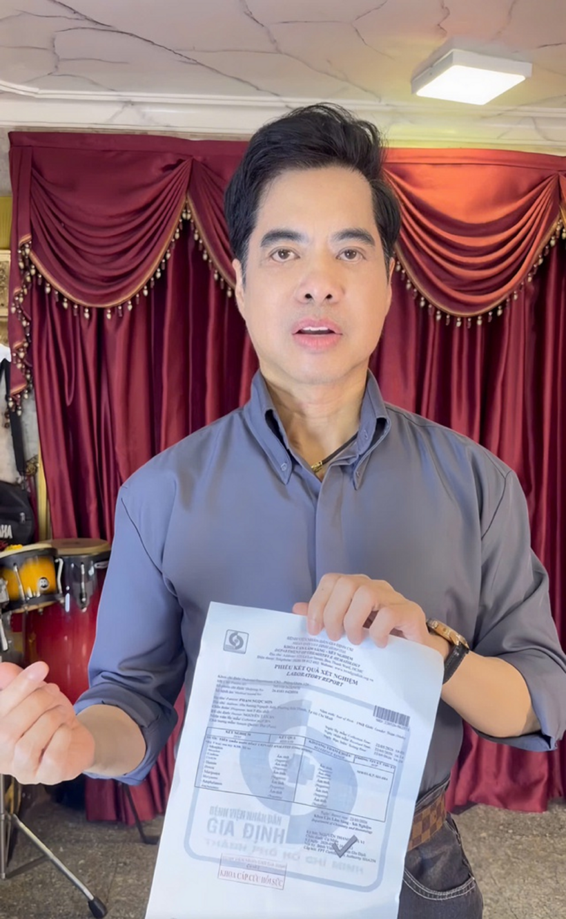 Ngọc Sơn trực tiếp cầm phiếu xét nghiệm, công khai kết quả. ẢNH: Thanh Niên