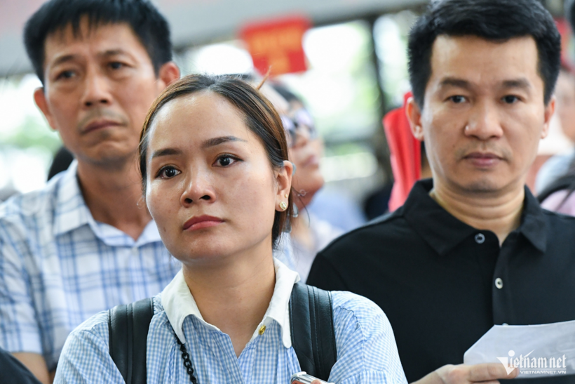 Xúc động hình ảnh nhiều phụ huynh quyết đứng đợi con thi vào trường chuyên lớp 10 dưới thời tiết nắng gắt ở Hà Nội - 1