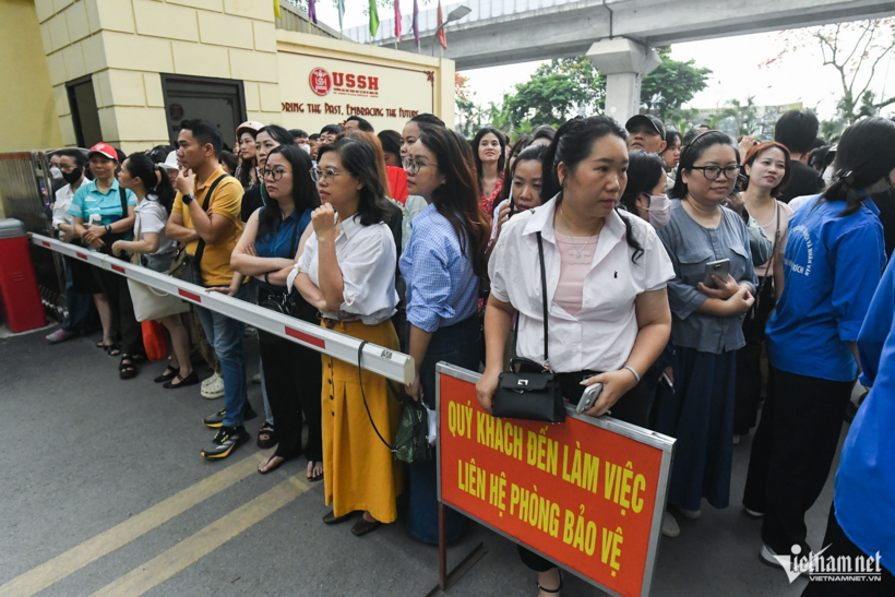 Xúc động hình ảnh nhiều phụ huynh quyết đứng đợi con thi vào trường chuyên lớp 10 dưới thời tiết nắng gắt ở Hà Nội - 3