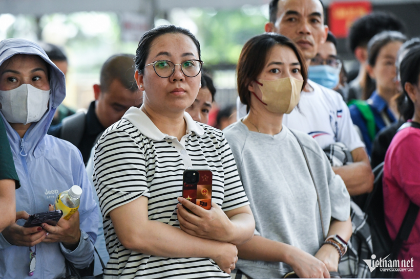 Xúc động hình ảnh nhiều phụ huynh quyết đứng đợi con thi vào trường chuyên lớp 10 dưới thời tiết nắng gắt ở Hà Nội - 5