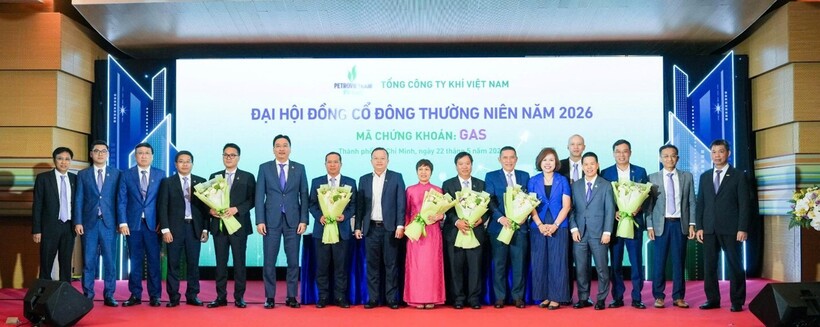 Đại diện cổ đông lớn Petrovietnam và lãnh đạo PV GAS tri ân các nhân sự miễn nhiệm và chúc mừng các nhân sự mới được bầu vào HĐQT và Ban Kiểm soát PV GAS nhiệm kỳ mới