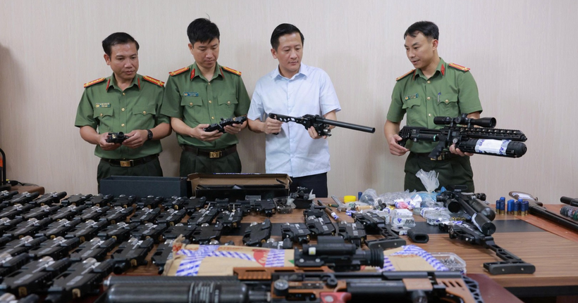 Thượng tá Nguyễn Quốc Hùng, Phó Giám đốc Công an tỉnh Hà Tĩnh (áo trắng) trực tiếp chỉ đạo điều tra, kiểm tra tang vật thu giữ từ vụ án.