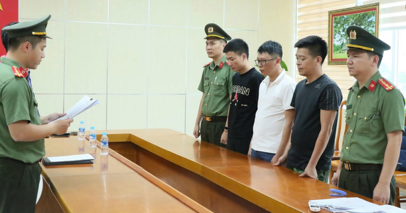 Cơ quan điều tra tống đạt quyết định khởi tố đối với các đối tượng (từ trái qua phải): Trần Minh Đức; Đỗ Cao Thành và Phùng Văn Sỹ.