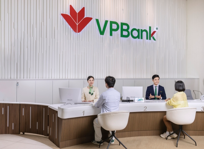 Khách hàng giao dịch tại trụ sở VPBank. Ảnh: VPBank/ Theo VnExpress.