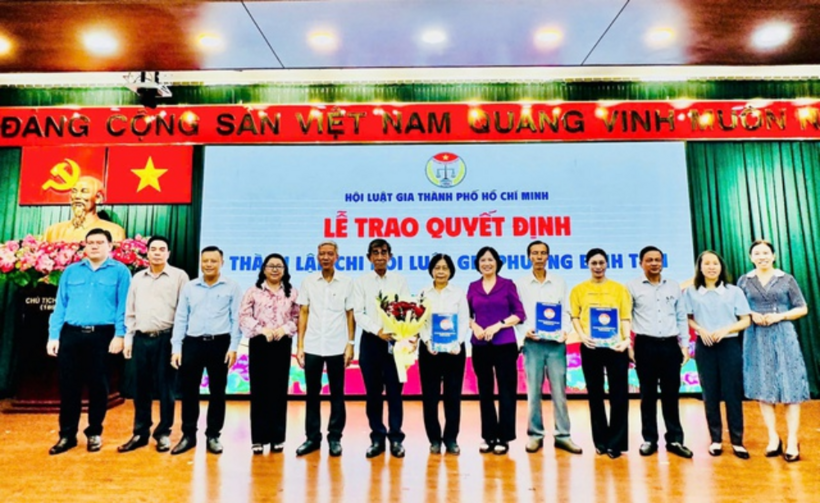Bà Ung Thị Xuân Hương - Chủ tịch Hội Luật gia Tp.Hồ Chí Minh chúc mừng Chi hội Luật gia phường Bình Tiên.