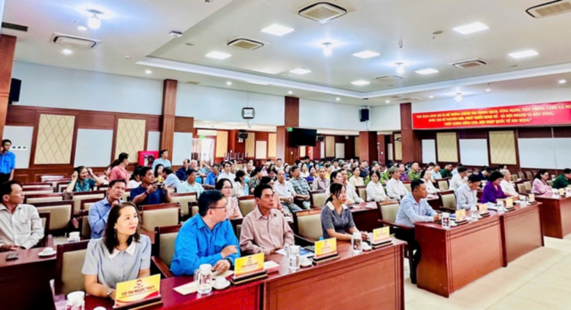 Đông đảo các đại biểu tham dự buổi lễ. Đây là sự kiện quan trọng góp phần phục vụ công tác tuyên truyền, pháp luật; hòa giải ở cơ sở, bảo vệ quyền và lợi ích hợp pháp, chính đáng của nhân dân trên địa bàn.