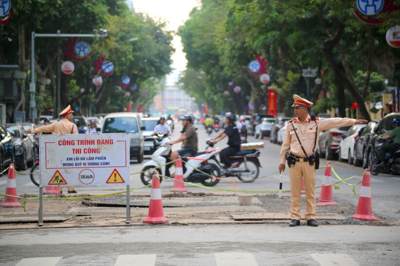 CSGT Hà Nội phân luồng tại các nút giao có công trình thi công.