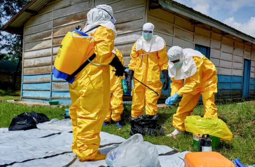 Các nhân viên Chữ thập đỏ khử khuẩn sau khi xử lý thi thể một người tử vong do Ebola tại trung tâm y tế thuộc thành phố Bunia, tỉnh Ituri, Congo, ngày 21/5. Ảnh: Reuters