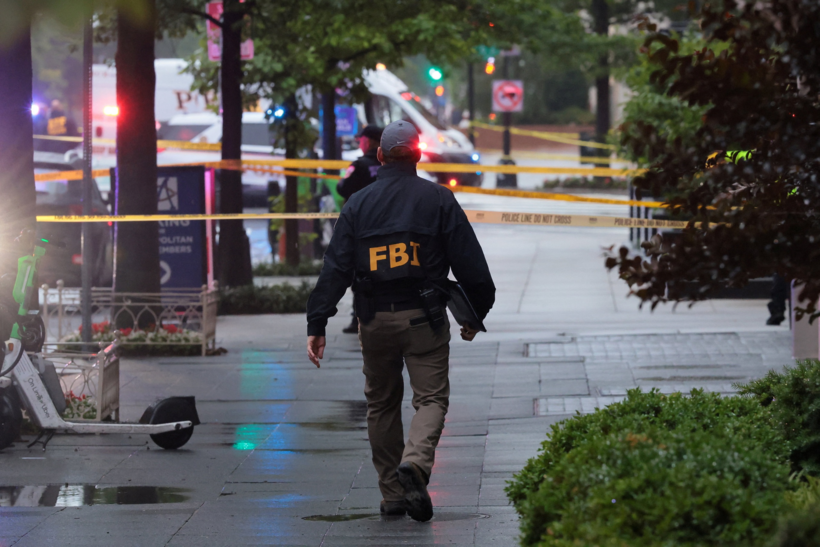 Nhân viên FBI tại khu vực hiện trường vụ việc. (Ảnh: REUTERS)