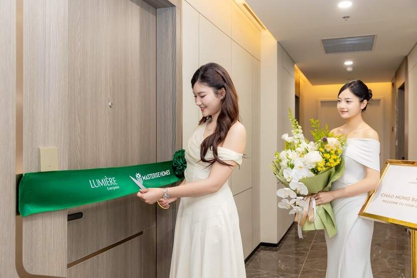 Khách hàng hài lòng khi nhận bàn giao căn hộ LUMIÈRE Evergreen. Ảnh: MH