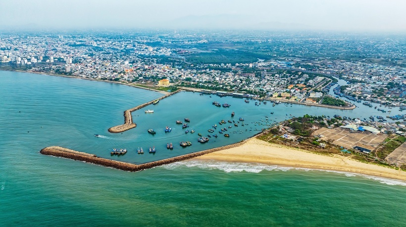Biển Mũi Né sở hữu bờ cát dài, mịn và thoai thoải