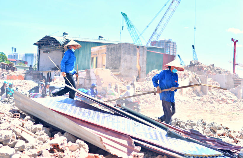 Những người lao động ngoài trời trong thời điểm này đang phải oằn mình để chống đỡ, dù mặc áo dài, bịt kín mặt nhưng vẫn chẳng ăn thua.