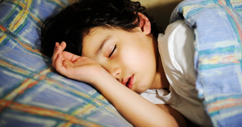 Trẻ tăng động cần được thiết lập thói quen ngủ đúng giờ và không gian ngủ yên tĩnh