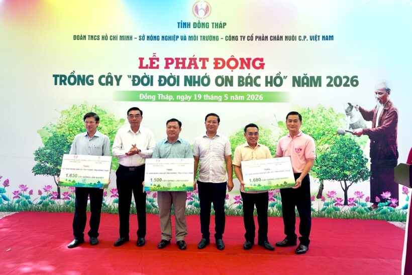 Đại diện C.P. Việt Nam và các đơn vị trao tặng cây giống cho chương trình trồng cây năm 2026 tại Đồng Tháp. Ảnh: C.P.