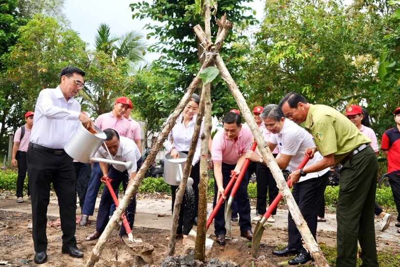Cán bộ, nhân viên C.P. Việt Nam tham gia hoạt động trồng cây cùng chính quyền và cộng đồng địa phương. Ảnh: C.P.