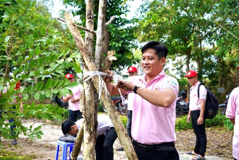 Nhân viên C.P. Việt Nam tham gia chăm sóc và bảo vệ cây xanh sau khi trồng tại chương trình. Ảnh: C.P.