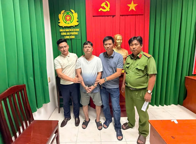 Đối tượng Lê Minh Hùng bị bắt giữ trong đêm. Ảnh: Công an Nhân dân