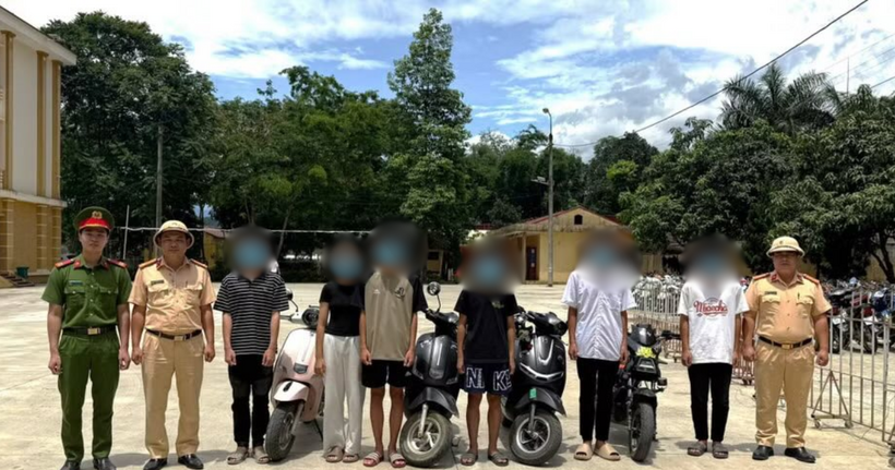 Lực lượng công an triệu tập các học sinh và phương tiện vi phạm. (Ảnh: Quỳnh Trang)