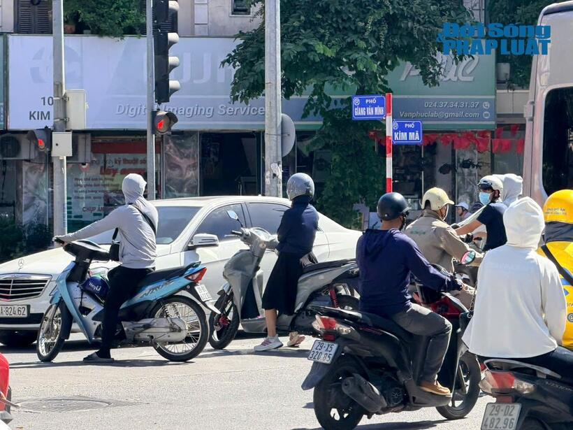 Dòng phương tiện nối dài giữa thời tiết oi bức trên các tuyến phố chính tại Hà Nội.
