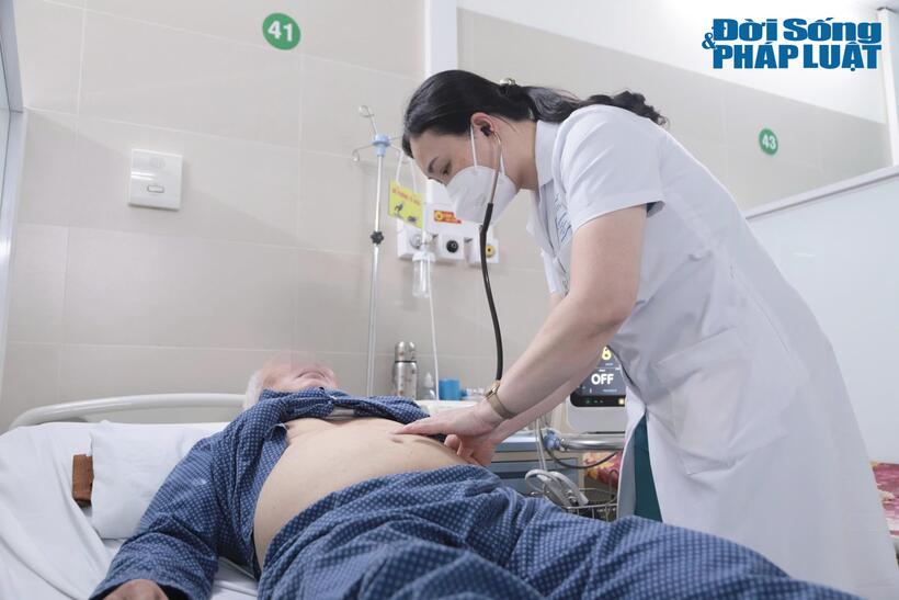 BSCKII. Nguyễn Thu Hường, Trưởng khoa bệnh nghề nghiệp thăm khám cho bệnh nhân