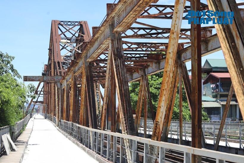 Trao đổi với PV, ông Nguyễn Thanh Phương, Phó Giám đốc Công ty Cổ phần Đường sắt Hà Hải cho biết, việc sửa chữa cầu Long Biên hiện đã hoàn thành hơn 95% khối lượng. Hiện nay chỉ còn các hạng mục như hoàn thiện khe co dãn, thu hồi vật tư và vệ sinh toàn bộ mặt cầu để đưa vào sử dụng