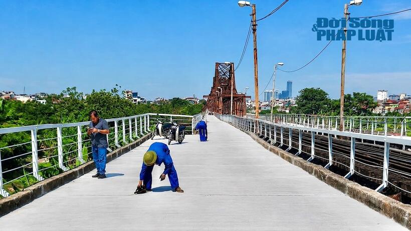 Công nhân thực hiện hoàn thiện những công đoạn cuối cùng của dự án sửa chữa, cải tạo cầu Long Biên